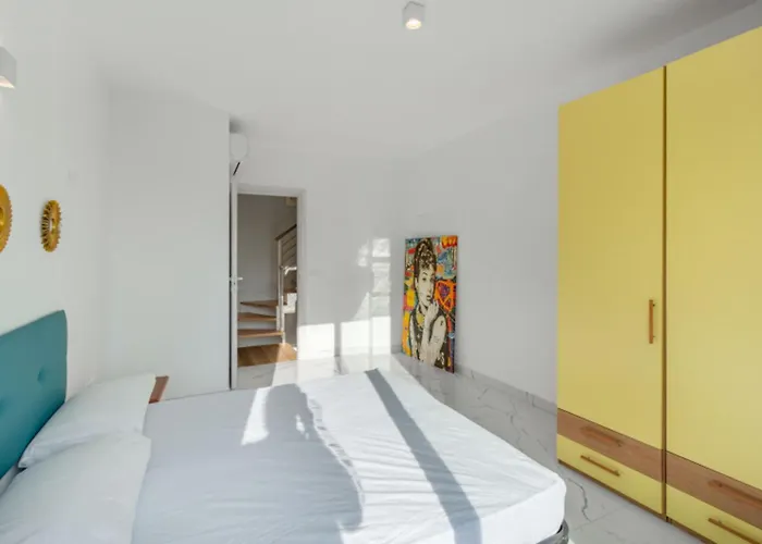 Elegant With Shared Pool Apartment