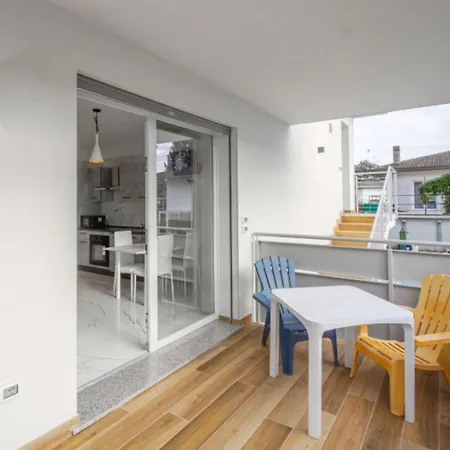 Elegant With Shared Pool Apartment *