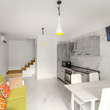 Elegant With Shared Pool דירה ביביונה