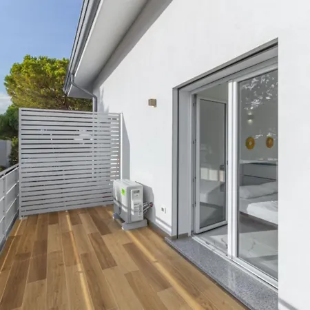 Elegant With Shared Pool Apartment
